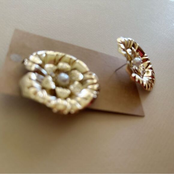 Gold Floral Pearl Earrings N1550 - Picture 4 of 4